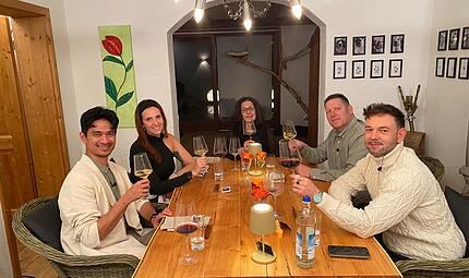 Finale beim perfekten Dinner von VOX: An Tag 5 wird's in Stegaurach italienisch! (v.l.n.r.: Ragil, Lui, Gastgeberin Angela, Schorsch und Mathias)
