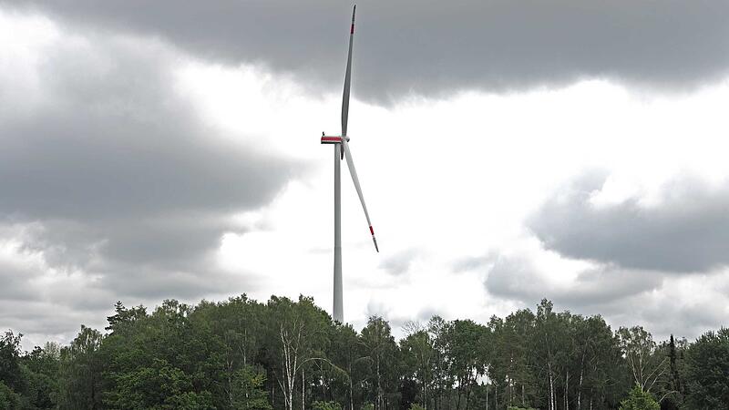 Ein Windrad auf der Sennigshöhe oberhalb von Lautertal-Tremersdorf im Landkreis Coburg. Ein Windrad auf der Sennigshöhe oberhalb von Lautertal-Tremersdorf im Landkreis Coburg.