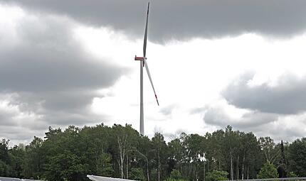 Ein Windrad auf der Sennigsh&ouml;he oberhalb von Lautertal-Tremersdorf im Landkreis Coburg.