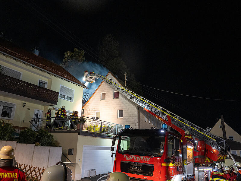 Nächtlicher Einsatz für die Feuerwehr: Scheune steht in VollbrandFeuerwehreinsatz in Egloffstein mit 130 Feuerwehrleuten