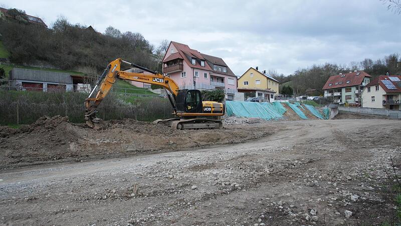 Wird den Obernbreiter Haushalt in den kommenden Jahren prägen: Die Erneuerung und Erweiterung des Kindergartens, hier die Baustelle im Abendlicht. Wird den Obernbreiter Haushalt in den kommenden Jahren prägen: Die Erneuerung und Erweiterung des Kindergartens, hier die Baustelle im Abendlicht.