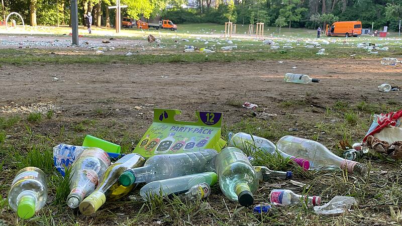 Müllchaos am Bürgermeistersteg: Nach dem Anstich am Donnerstag das große Aufräumen.