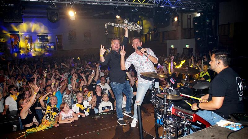 Peter Wackel bei seinem Auftritt bei der Malle-Party in Breiteng&uuml;&szlig;bach.