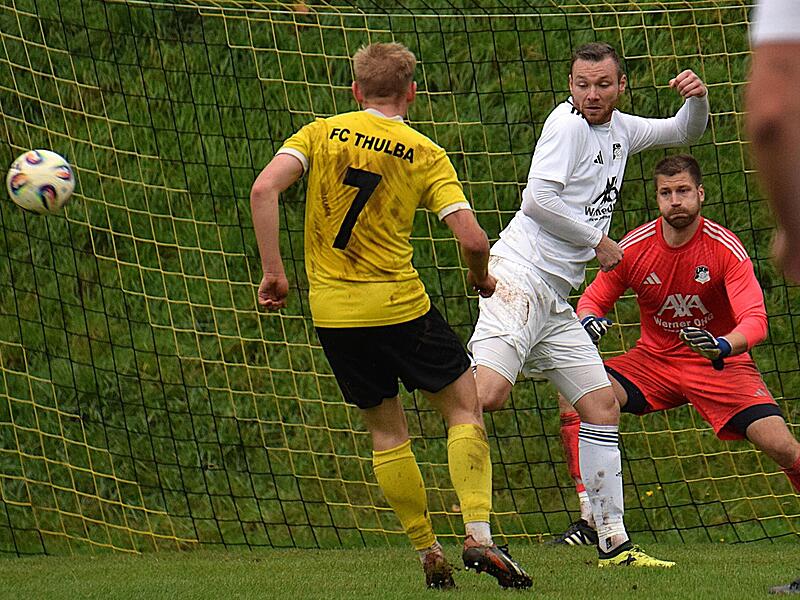 Auch wenn der Rottershäuser Schlussmann Florian Schlereth hier beim Schuss von David Betz (in Gelb) schon die Backen aufbläst, schlägt der Ball nicht ein. Dennoch behielten die Frankonen knapp mit 2:1 die Oberhand.