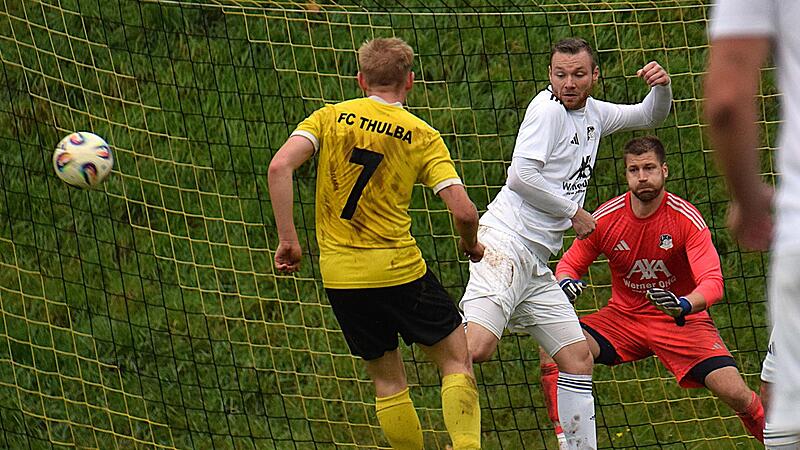 Auch wenn der Rottershäuser Schlussmann Florian Schlereth hier beim Schuss von David Betz (in Gelb) schon die Backen aufbläst, schlägt der Ball nicht ein. Dennoch behielten die Frankonen knapp mit 2:1 die Oberhand.