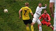 Auch wenn der Rottershäuser Schlussmann Florian Schlereth hier beim Schuss von David Betz (in Gelb) schon die Backen aufbläst, schlägt der Ball nicht ein. Dennoch behielten die Frankonen knapp mit 2:1 die Oberhand.