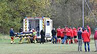 Mal wieder, wie hier beim Spiel in Hassenbach, musste ein Spieler der DJK Schlimpfhof das Krankenhaus aufsuchen.