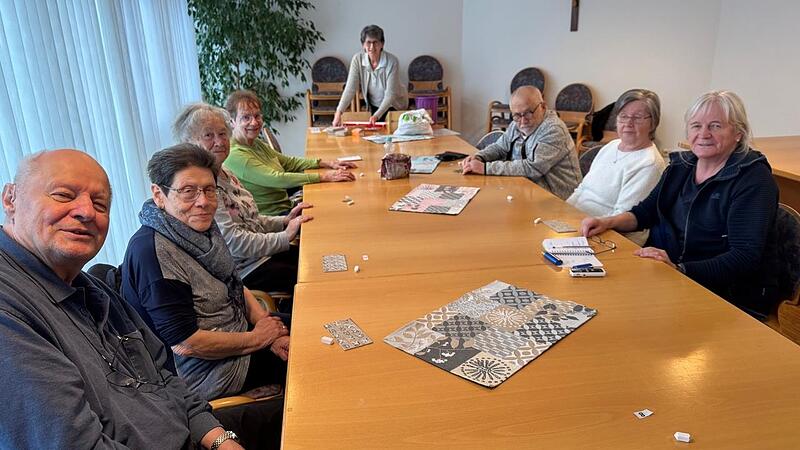 Bingo oder Tango? Die Selbsthilfegruppe der Aphasiker  in Herzogenaurach trifft sich regelm&auml;&szlig;ig. Rechts vorne: Anna Rossmann; hinten stehend: Monika Geinzer.