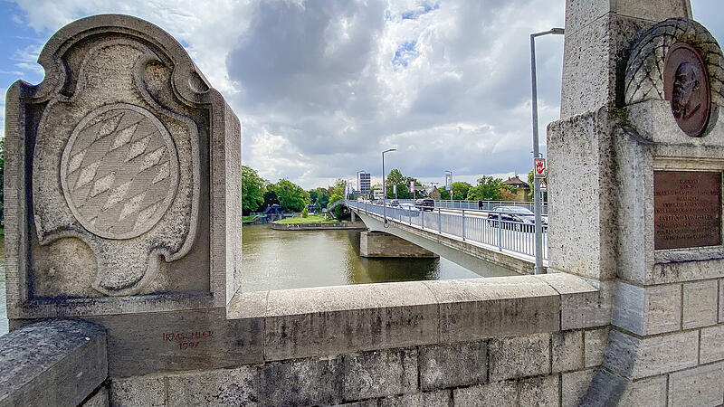 Blick auf die Maxbrücke und den Main in Schweinfurt von der Stadtseite aus. Ab 2029 soll die Brücke abgerissen und neu gebaut werden. Es gibt aber auch Ideen, sie als Rad- und Fußgängerbrücke zu erhalten und eine dritte Mainbrücke nur für den Auto... Blick auf die Maxbrücke und den Main in Schweinfurt von der Stadtseite aus. Ab 2029 soll die Brücke abgerissen und neu gebaut werden. Es gibt aber auch Ideen, sie als Rad- und Fußgängerbrücke zu erhalten und eine dritte Mainbrücke nur für den Auto...