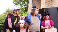 Kindertheater Chapeau Claque spielt auf Bamberger Altenburg von Rittern