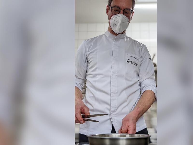 Sternekoch Frederik Desch am Braten.