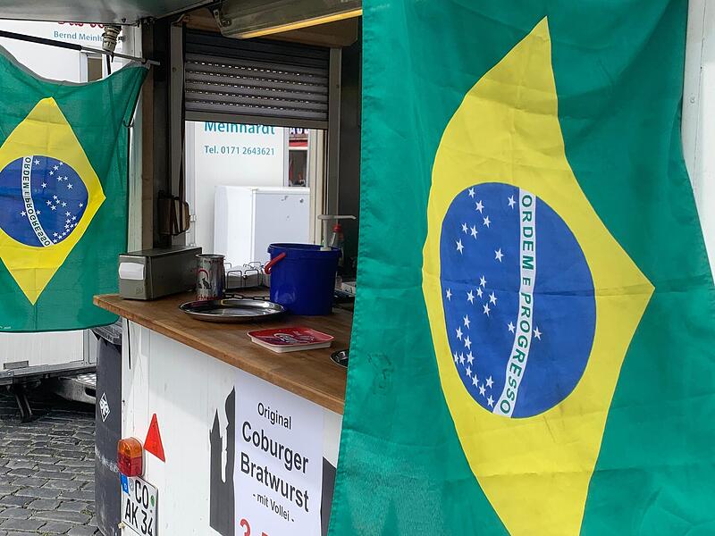 Samba-Festival in Coburg: Auch die Bratwurstbrater auf dem Marktplatz zeigen Flagge.