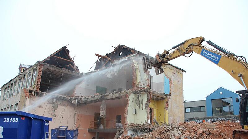 Der Abriss des einstigen Berufsschulgeb&auml;udes ist in vollem Gange. Der Wasserstrahl soll die Staubentwicklung eind&auml;mmen.