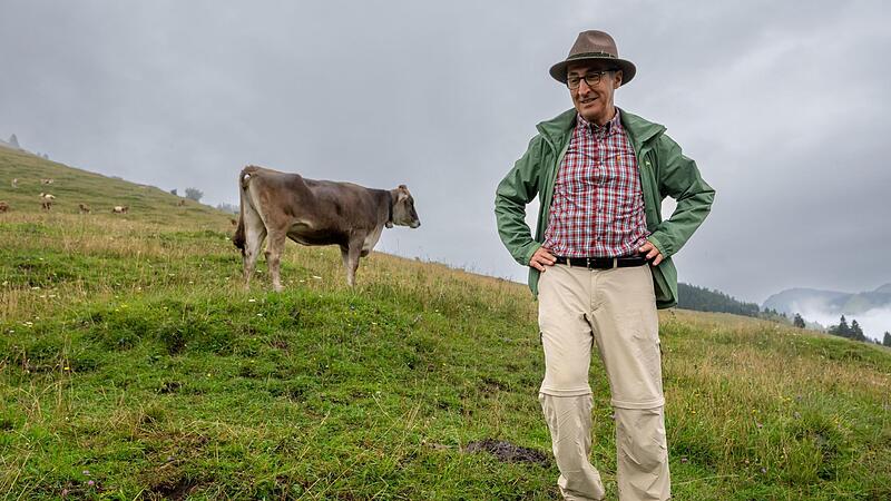 Bundeslandwirtschaftsminister Cem &Ouml;zdemir w&auml;hrend eines Besuchs auf einer Alm