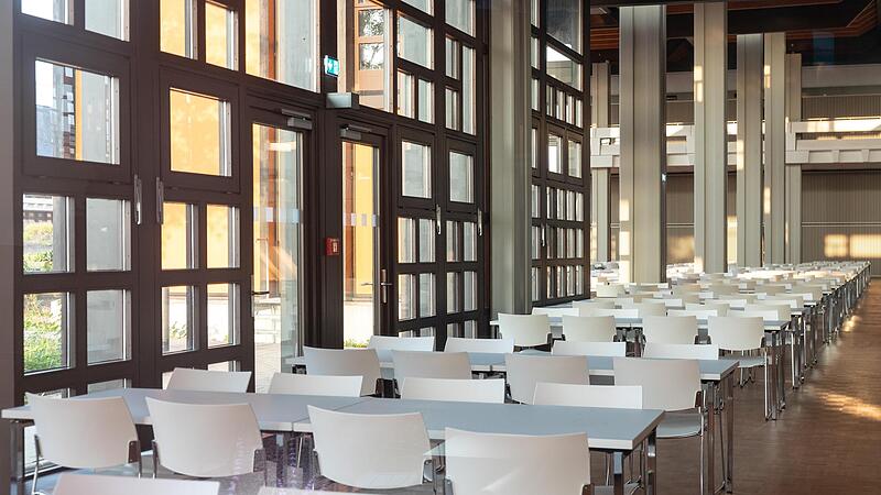 Bestuhlt ist in der zentralen Hubland-Mensa schon seit zwei Jahren. Wegen technischer M&auml;ngel musste die Wiederer&ouml;ffnung allerdings immer wieder verschoben werden.