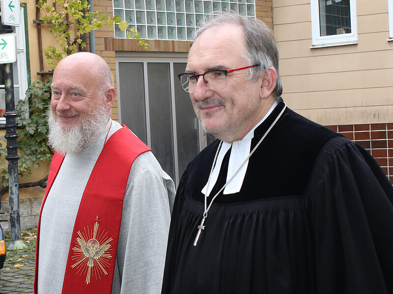 Diakon Jochen Grams (links)  wurde von Dekan Andreas Kleefeld im Gottes von seinen Aufgaben entbunden und in den Ruhestand verabschiedet.