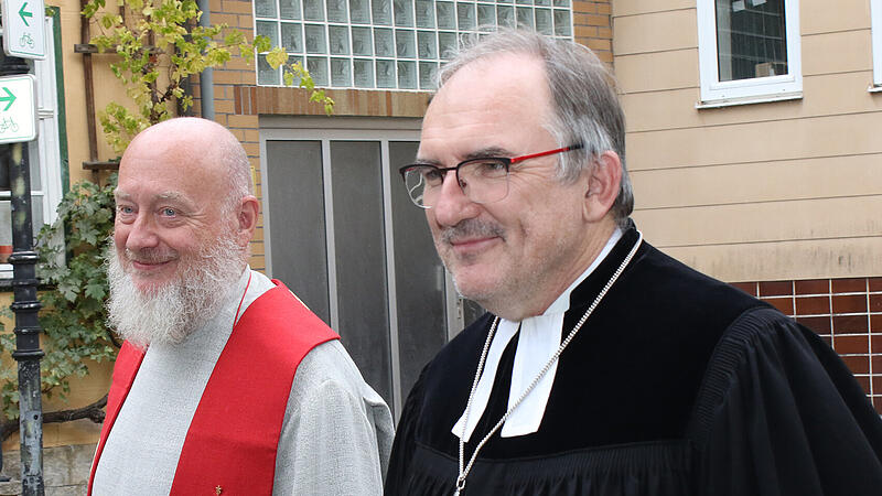 Diakon Jochen Grams (links)  wurde von Dekan Andreas Kleefeld im Gottes von seinen Aufgaben entbunden und in den Ruhestand verabschiedet.