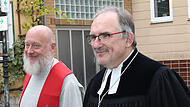 Diakon Jochen Grams (links)  wurde von Dekan Andreas Kleefeld im Gottes von seinen Aufgaben entbunden und in den Ruhestand verabschiedet.
