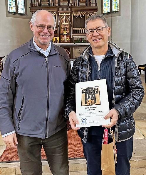 Pfarrer P. Markus Reis OSA (links) &uuml;berreichte an Guido Rose die Dankurkunde des Bistums als Anerkennung seiner mehr als 25-j&auml;hrigen Organistent&auml;tigkeit in der Pfarrgemeinde Burghausen.