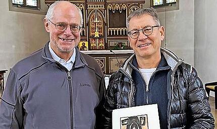 Pfarrer P. Markus Reis OSA (links) &uuml;berreichte an Guido Rose die Dankurkunde des Bistums als Anerkennung seiner mehr als 25-j&auml;hrigen Organistent&auml;tigkeit in der Pfarrgemeinde Burghausen.