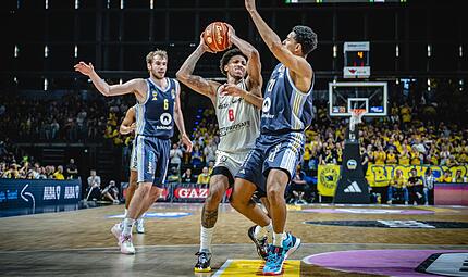 Demarcus Demonia (wei&szlig;es Trikot) war Bambergs Bester bei der 71:85-Niederlage in Berlin.