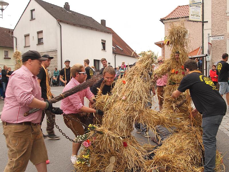 Mit der Tradition des „Strohbärentanzes“ genießt Kirchaich im weiten Umkreis ein Alleinstellungsmerkmal, und hier sieht man, wie die jungen Burschen ihr Unwesen treiben.