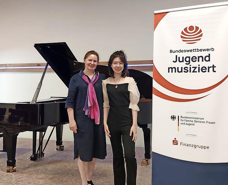 Lehrerin Natalia Solotych (l.) und Lea Hugel sind stolz auf den ersten Preis bei &bdquo;Jugend musiziert&ldquo;.