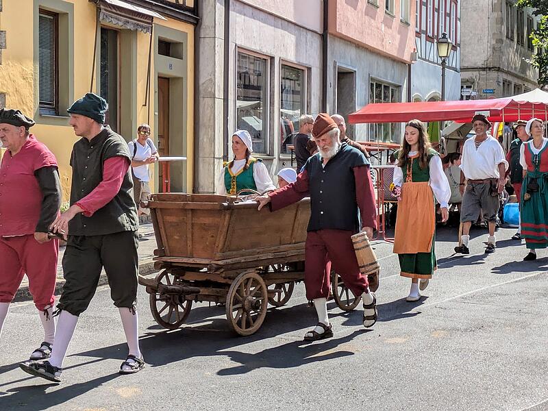 Bunte Eindr&uuml;cke vom Stra&szlig;enumzug der M&uuml;nnerst&auml;dter Heimatspiel-Teilnehmer.