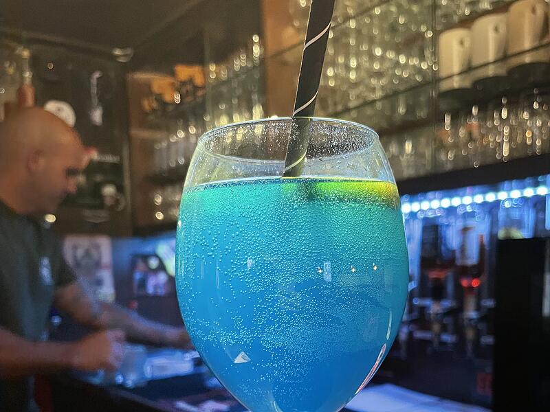 Blue Lagoon ist ein Longdrink aus blauem Cura&ccedil;ao, mit Wodka und Limonade. Thomas Adler bietet seinen Lieblingsdrink auch im Altbayern in Herzogenaurach an.