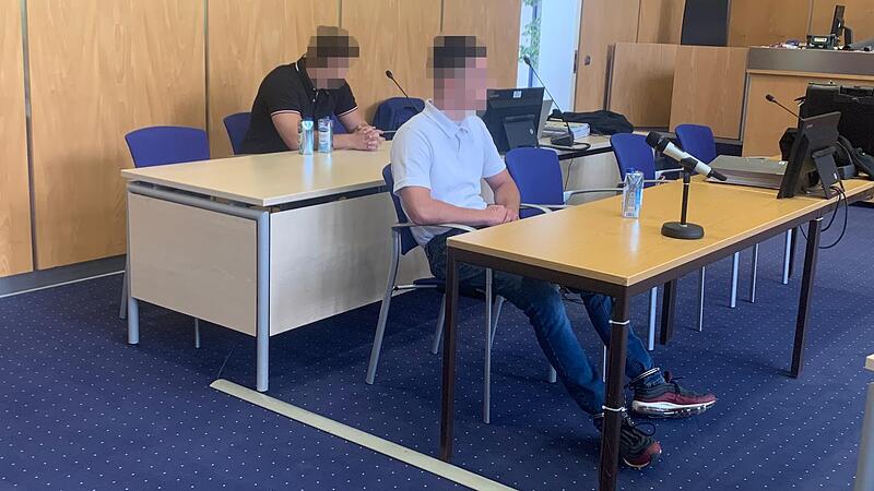 Urteile im Schläger-Prozess in Coburg gefällt: Die Strafe für Tim S. (vorne, weißes T-Shirt) fällt aufgrund eines noch weiteren Delikts deutlich höher aus als die für Joni A. (hinten, schwarzes T-Shirt). Urteile im Schläger-Prozess in Coburg gefällt: Die Strafe für Tim S. (vorne, weißes T-Shirt) fällt aufgrund eines noch weiteren Delikts deutlich höher aus als die für Joni A. (hinten, schwarzes T-Shirt).