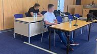 Urteile im Schl&auml;ger-Prozess in Coburg gef&auml;llt: Die Strafe f&uuml;r Tim S. (vorne, wei&szlig;es T-Shirt) f&auml;llt aufgrund eines noch weiteren Delikts deutlich h&ouml;her aus als die f&uuml;r Joni A. (hinten, schwarzes T-Shirt).