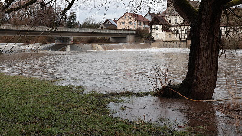 Aktuell ist die Lage f&uuml;r die gew&auml;ssernahe Bebauung &ndash; wie hier in Trailsdorf - noch nicht bedrohlich. Die Wassermassen nehmen zwar kontinuierlich, aber nur recht langsam zu.
