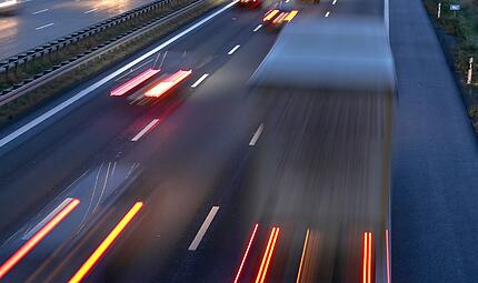 PKW und LKW auf der Autobahn