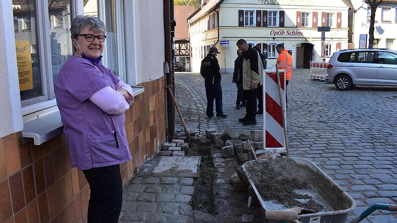 Heidi Lomitschka beschwerte sich &uuml;ber die unsachgem&auml;&szlig;en Plasterarbeiten.Forchheim & Fr&auml;nkische Schweiz