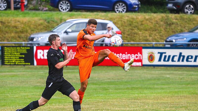 Der Neudrossenfelder Felix Thiele (rechts) ist vor dem Katschenreuther Jan Löhrlein (links) am Ball. Thieles TSV behielt im Test gegen Löhrleins VfR die Oberhand.
