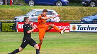 Der Neudrossenfelder Felix Thiele (rechts) ist vor dem Katschenreuther Jan Löhrlein (links) am Ball. Thieles TSV behielt im Test gegen Löhrleins VfR die Oberhand.