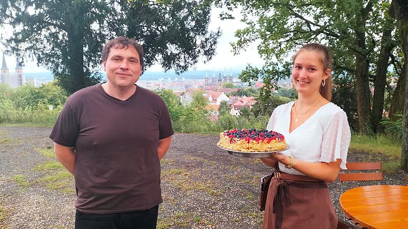 Leiter Bernd Bibelriether und Servicekraft Sophie-Charlotte Krumrei empfangen im Caf&eacute; Remeis auch weiterhin G&auml;ste.