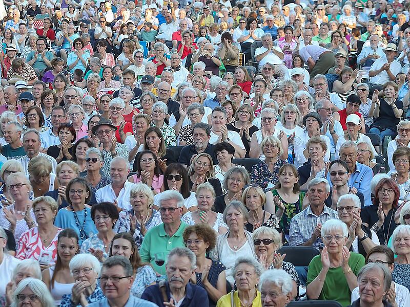 Dicht an dicht sitzt das Publikum in den bestuhlten vorderen Reihen beim Auftritt des Philharmonischen Orchesters.