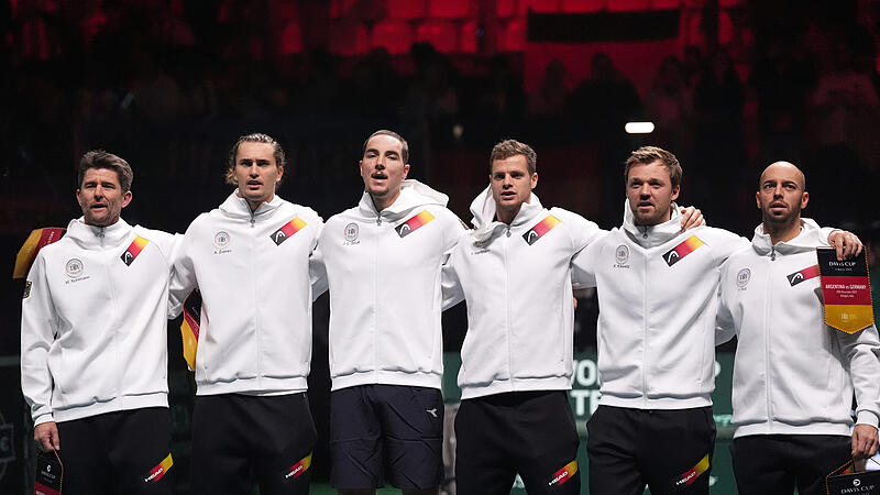 Für das deutsche Davis-Cup-Team um den Coburger Tennisprofi Krawietz (Zweiter von rechts) reichte es in Bologna nicht für den großen Wurf.