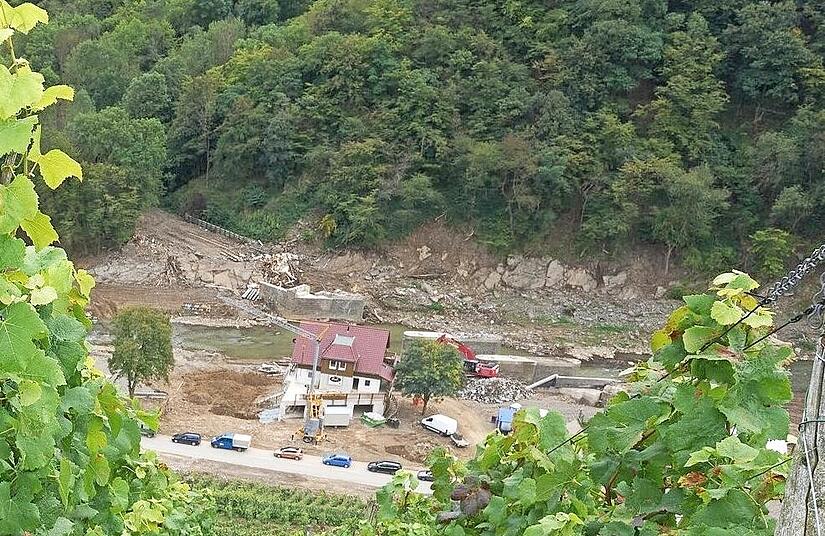 Blick von den Weinbergen in den zerstörten Ort Marienthal im Ahrtal