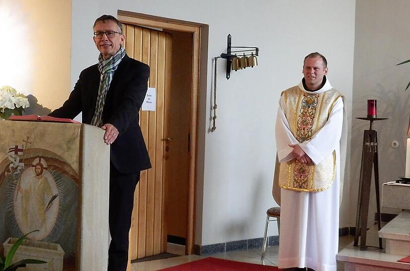 Der evangelische Pfarrer Hans-Jürgen Müller (l.) gratulierte den Katholiken – rechts: Pfarrer Florian - zum Jubiläum.