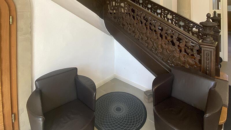 Hypnotisches Auge zwischen Ledersesseln: Auch ins Stadtbau-Geb&auml;ude am Schillerplatz 16 hat sich ein Kraftstein geschmuggelt.