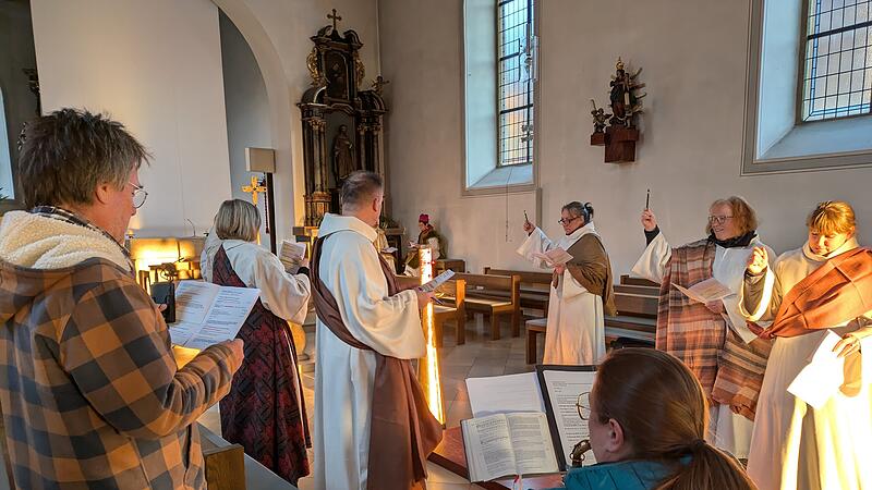Die Performancegruppe &uuml;bt f&uuml;r das All-In 2025 in der Riedenberger Kirche.