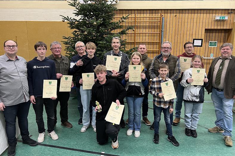 Die erfolgreichsten Angler des SAC Ebenhausen: (von links) Jonas Kiesel (2. Vorstand), Nils Bohlien, Manfred Schmitt, Alexander Korshikow, Jan Korshikow, Peter Bode (Jugendfischerk&ouml;nig), Michael Mertins (Fischerk&ouml;nig), Vera Bode, Karl Bonegart, Fi...