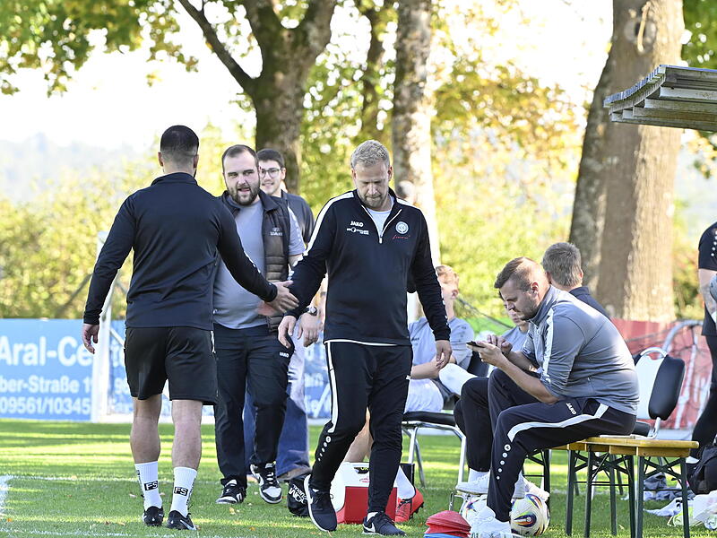 Abklatschen: Das Ebersdorfer Trainerduo Ertan Sener und Jakob Engelmann war hochzufrieden mit der Leistung gegen Bad Kissingen.