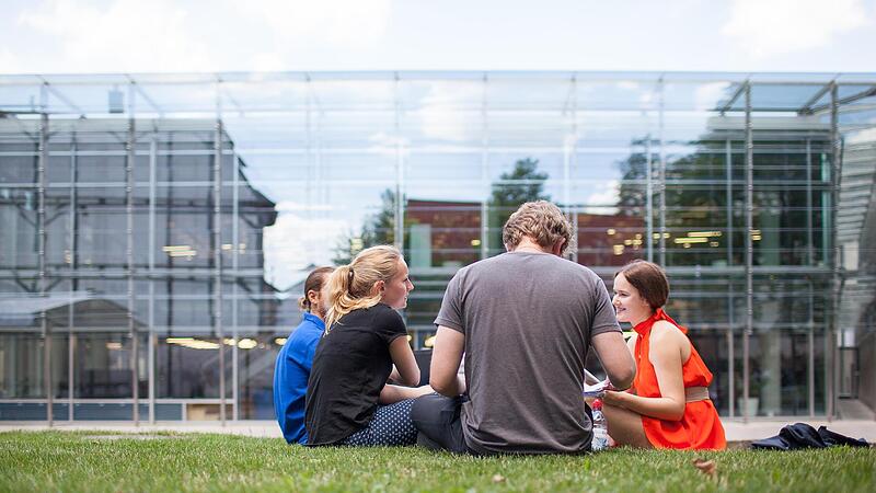Vielleicht die Profs von morgen: Studierende bei einer Vorlesungspause im Burgershof Vielleicht die Profs von morgen: Studierende bei einer Vorlesungspause im Burgershof
