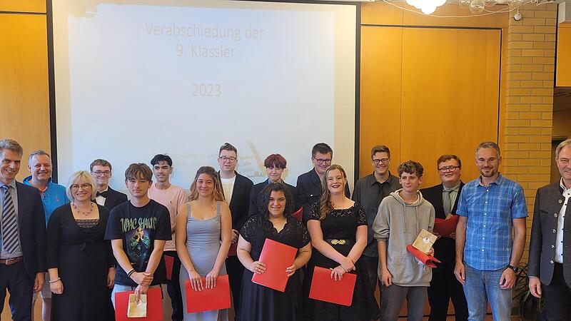 Das P&auml;dagogische F&ouml;rderzentrum Pestalozzischule Kronach ehrte seine Entlasssch&uuml;ler. Es gratulierten (von links) Schulleiter Stefan M&uuml;ck, Elternbeiratsvorsitzender J&ouml;rg Schnappauf und Klassenlehrerin Nina Kolb-Rebhan sowie (von rechts) Landrat Klau...