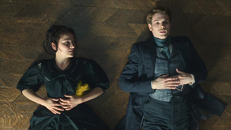 Szene aus Staffel1 der Netflix-Serie "Die Kaiserin" ("The Empress") mit Devrim Lingnau als Sisi und Philip Froissant als Kaiser Franz Joseph