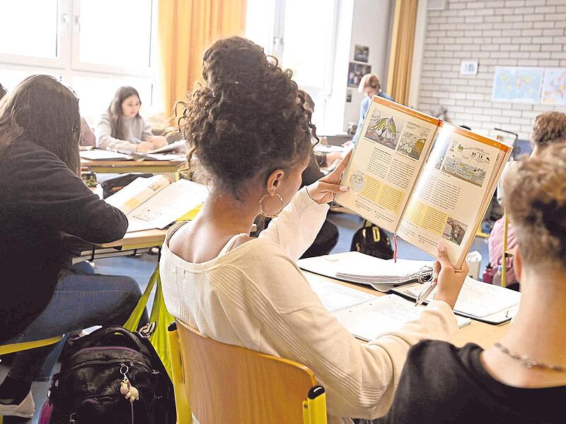 Mehr Unterricht, mehr Geld und mehr Technik f&uuml;hren nicht zu einer besseren Bildung, schreiben die Autoren.