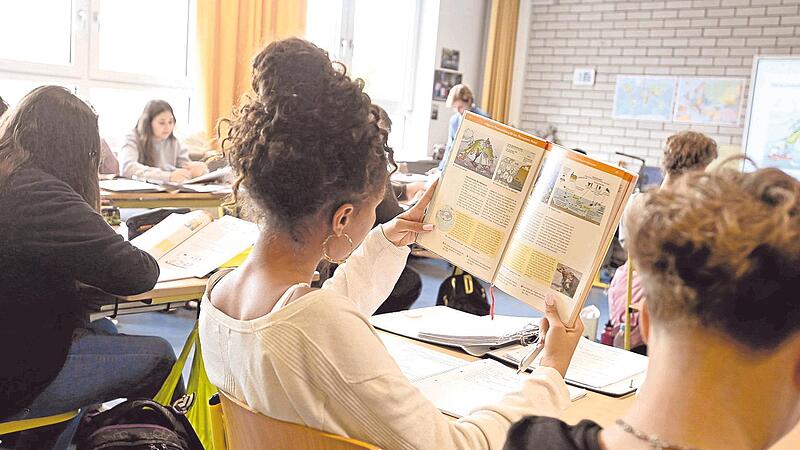 Mehr Unterricht, mehr Geld und mehr Technik führen nicht zu einer besseren Bildung, schreiben die Autoren. Mehr Unterricht, mehr Geld und mehr Technik führen nicht zu einer besseren Bildung, schreiben die Autoren.